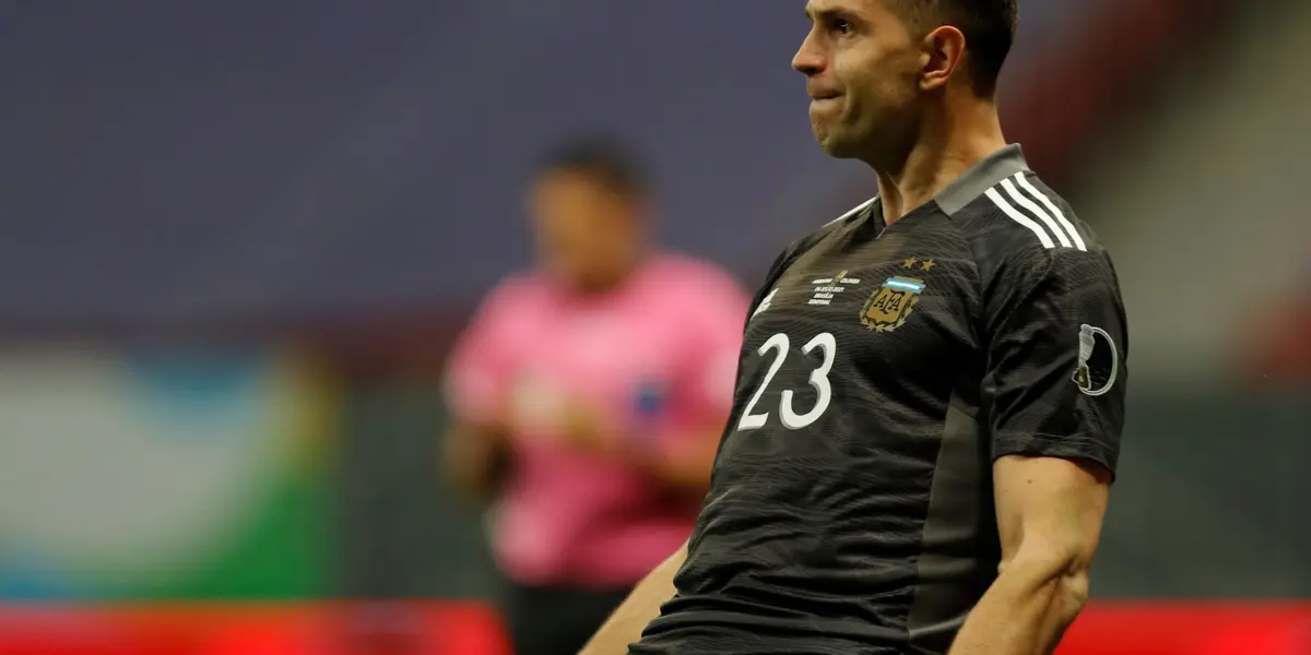 El arquero argentino reflejó en su Instagram la llegada del equipo argentino a territorio chileno: "Como siempre...quilombo".