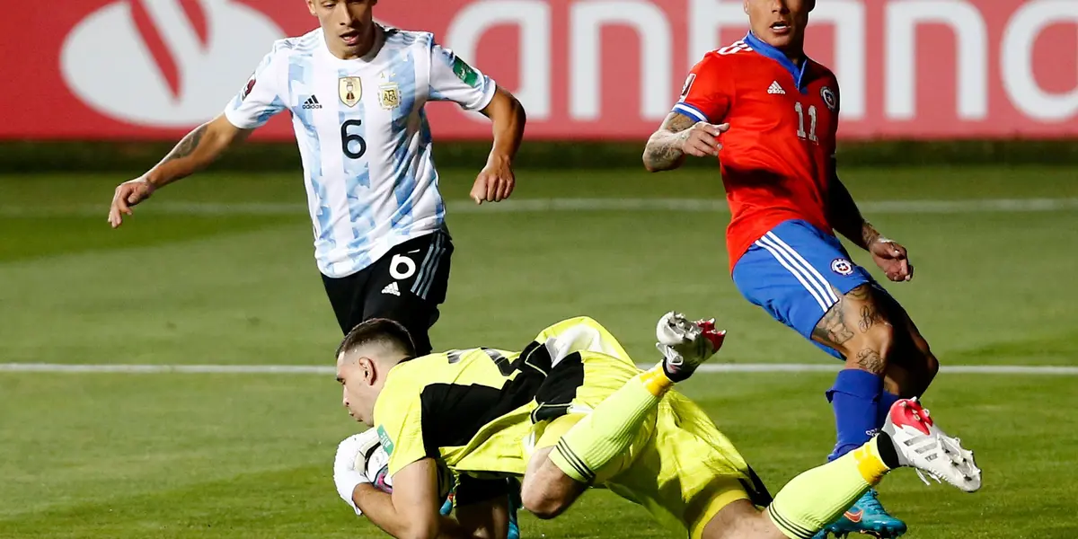 El arquero argentino tuvo un momento espectacular frente a Brereton cuando el partido estaba 2 a 1, evitando el empate de la Roja. 