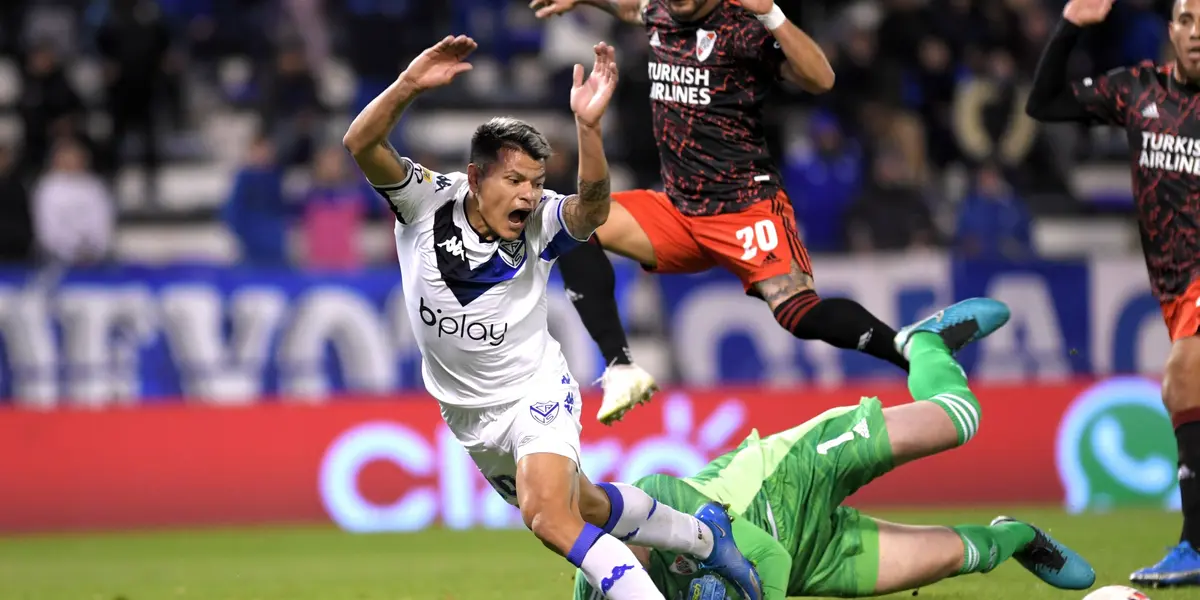 El arquero bajó al delantero y luego el exBoca lo cambió por gol.