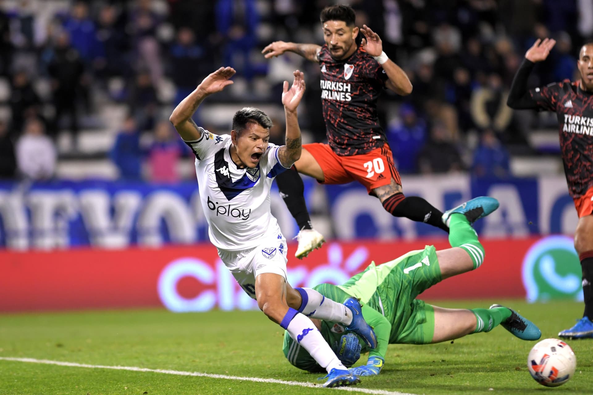 El arquero bajó al delantero y luego el exBoca lo cambió por gol.