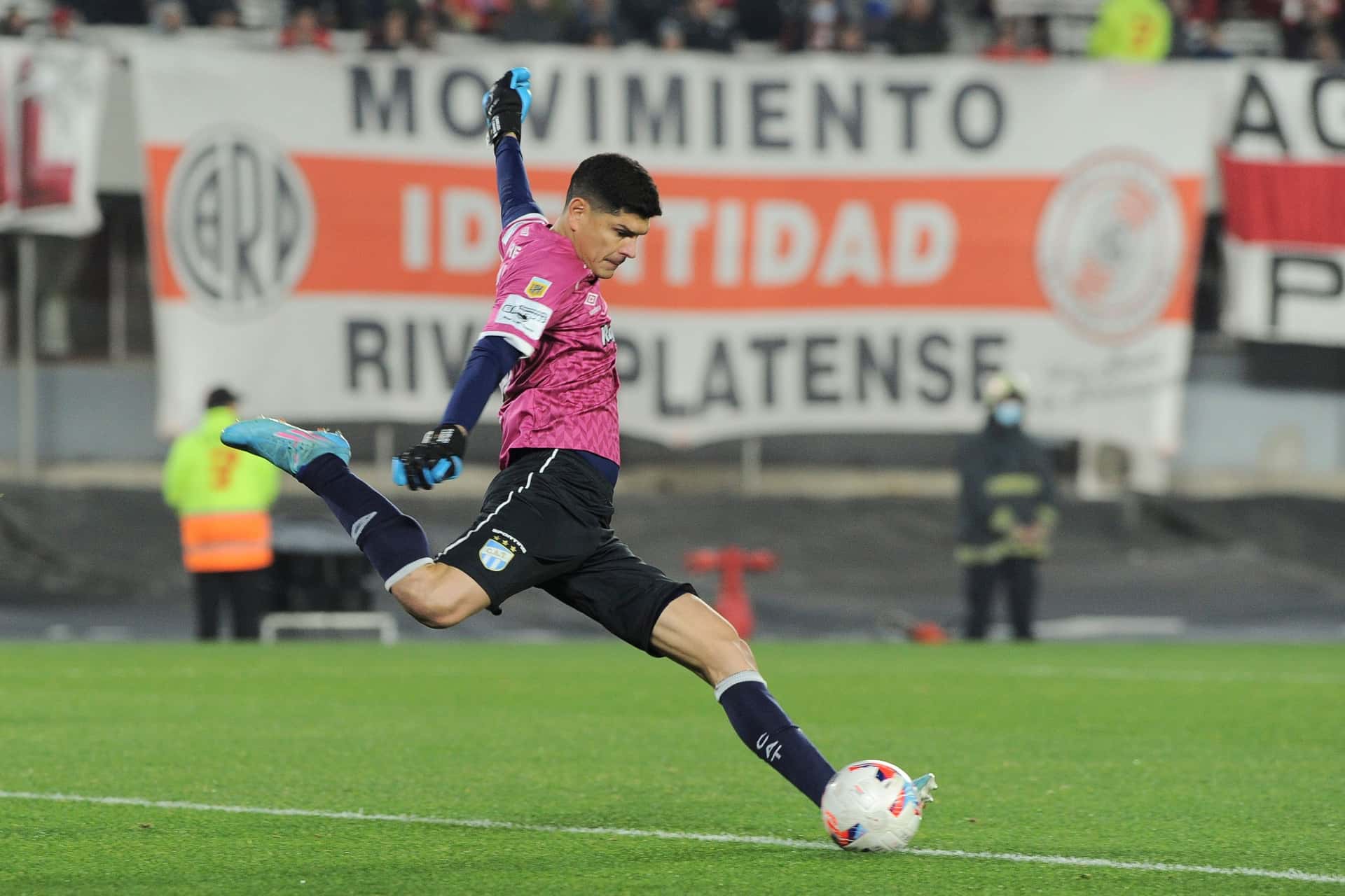 El arquero boliviano fue protagonista en el empate de Atlético Tucumán en el Monumental.