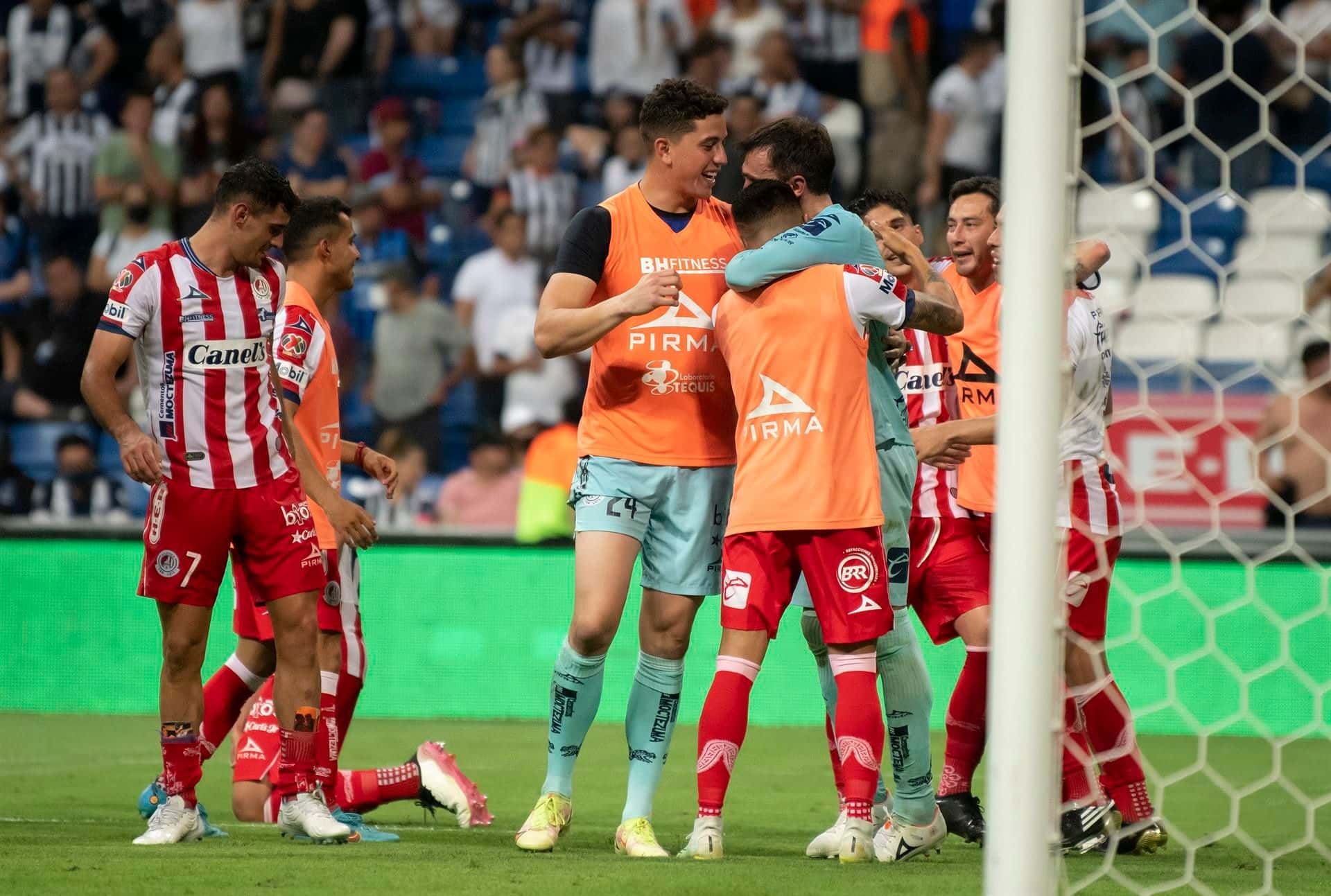 El arquero de Atlético San Luis atajo dos penales ante Monterrey y puso a su equipo en los playoffs del fútbol mexicano.