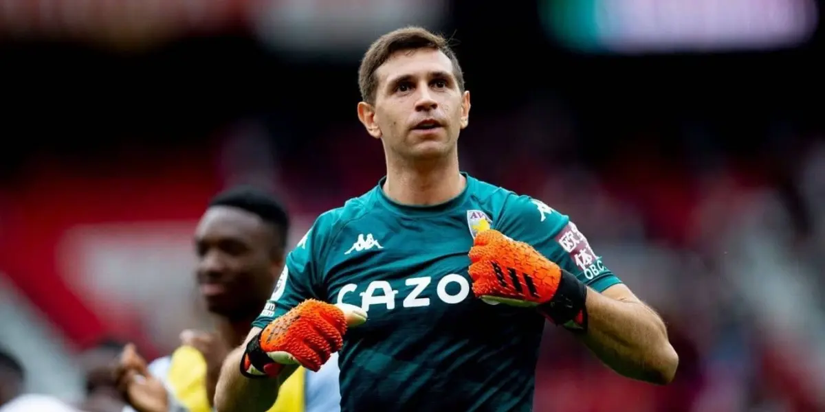 El arquero de la selección formó parte en la caída del Aston Villa, pero fue noticia por otra cosa.