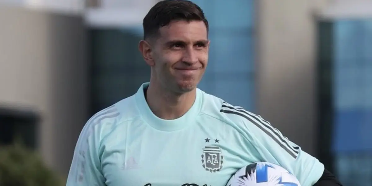 El arquero del Aston Villa nuevamente se luce ante todos y pone de rodillas a aquellos que cuestionan su calidad.