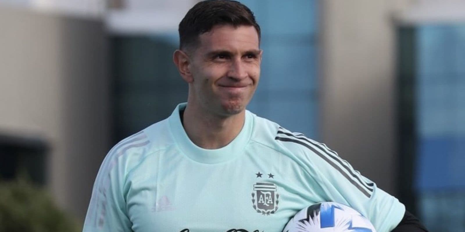 El arquero del Aston Villa nuevamente se luce ante todos y pone de rodillas a aquellos que cuestionan su calidad.