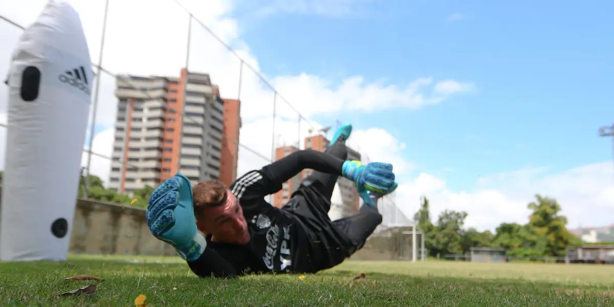 El arquero del Millonario tuvo una molestia en una de sus rodillas quedó fuera del banco de suplentes en el partido entre la Selección Argentina y Venezuela.