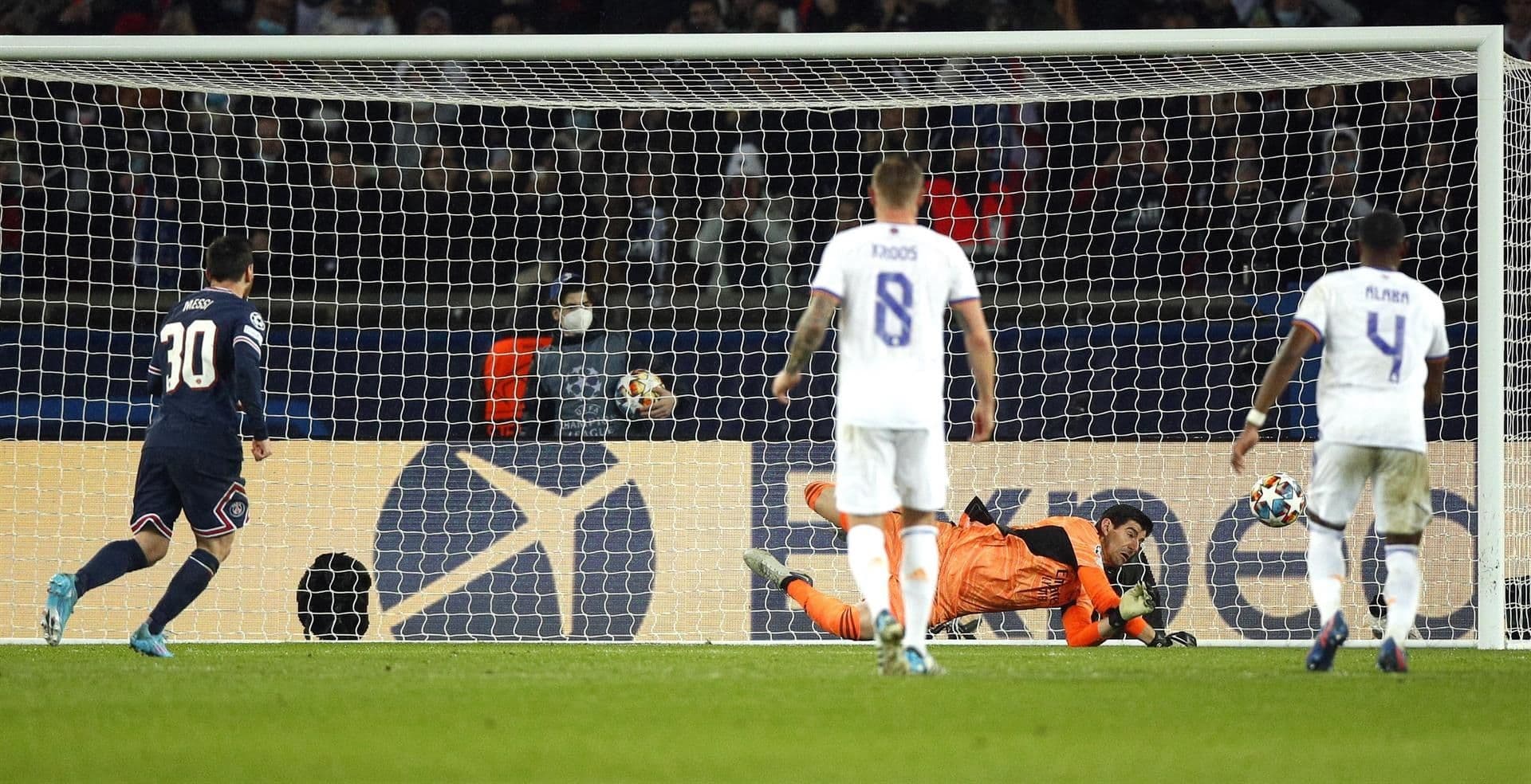 El arquero del Real Madrid explicó el método que ocupó para poder atajarle el penal al 30 del PSG.