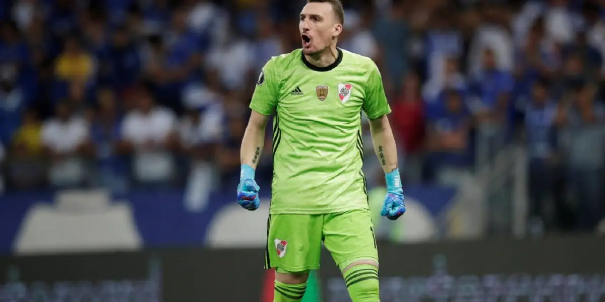 El arquero está detrás de un club del continente americano.