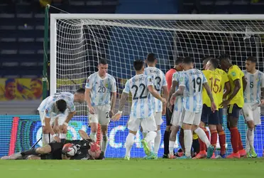 El arquero sufrió una caída que le afectó el cuello y la cabeza en el empate entre la Selección Argentina y la Selección Colombia. 