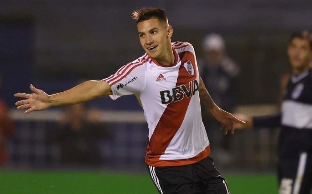 El Cacique chileno está tras los pasos de Carlos Auzqui, que vuelve al Millonario de su préstamo en Talleres de Córdoba.