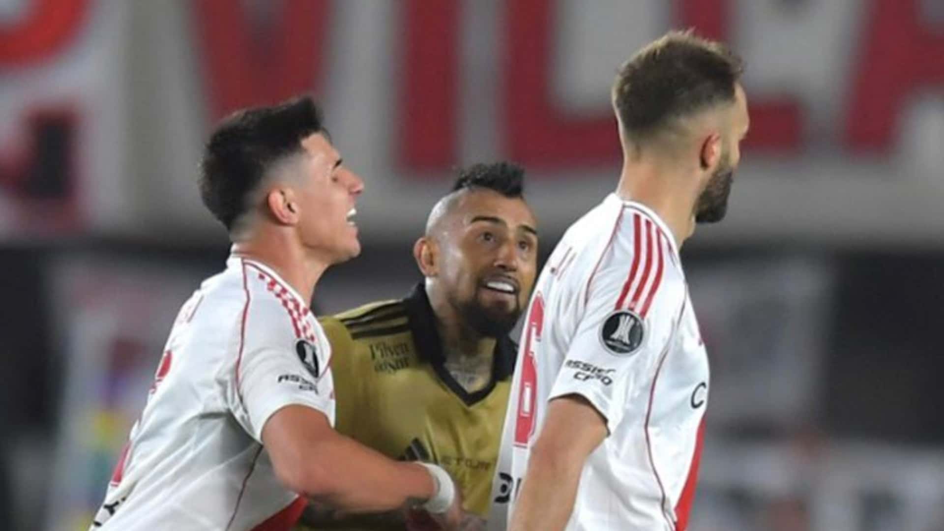 El chileno apuntó contra el futbolista del Millonario tras el duelo en el Monumental.