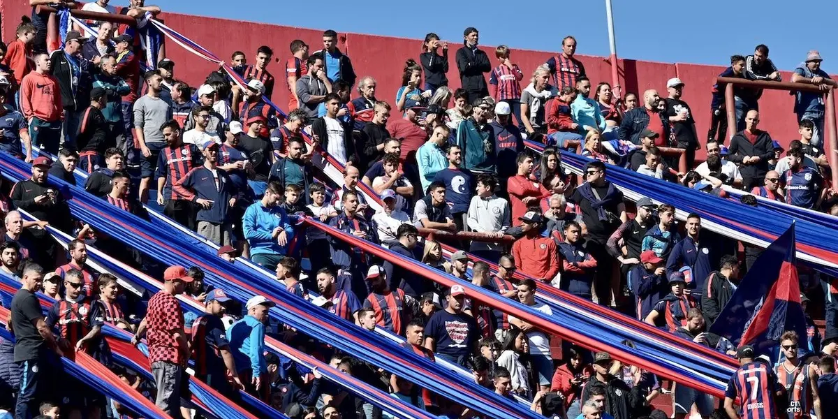 El clima en el Bajo Flores fue muy tenso y por momentos caótico. Los hinchas le piden respuestas del presente, sobre todo, a los dirigentes.