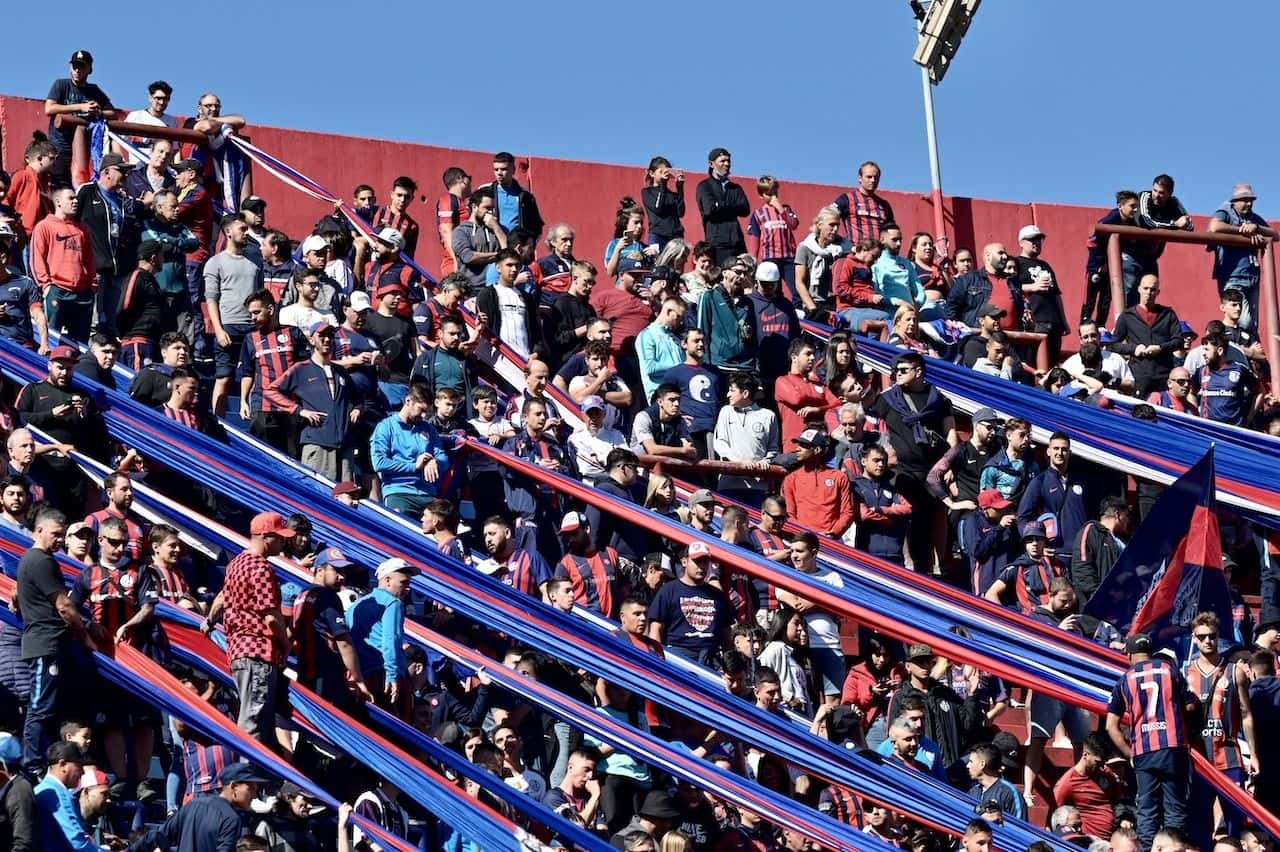 El clima en el Bajo Flores fue muy tenso y por momentos caótico. Los hinchas le piden respuestas del presente, sobre todo, a los dirigentes.