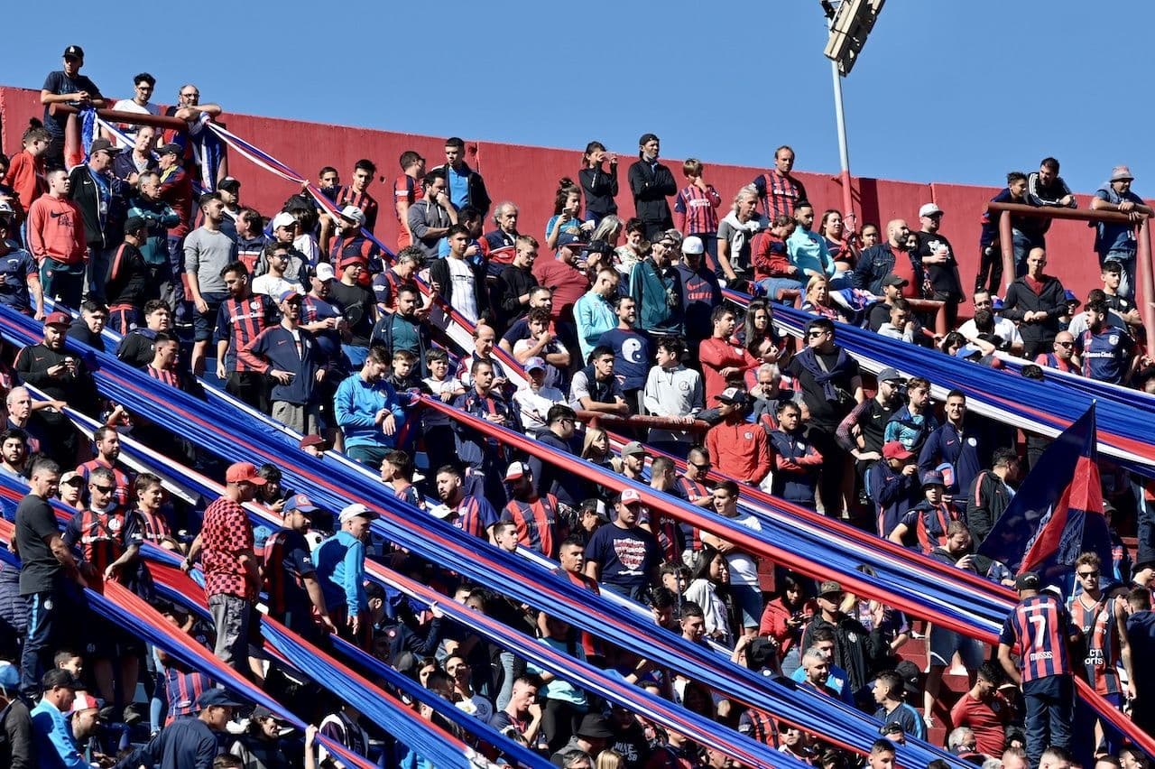 El clima en el Bajo Flores fue muy tenso y por momentos caótico. Los hinchas le piden respuestas del presente, sobre todo, a los dirigentes.