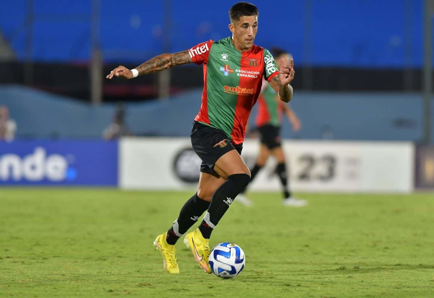 El club español, dueño del pase del delantero, exige un monto mayor por el pase del jugador uruguayo.
