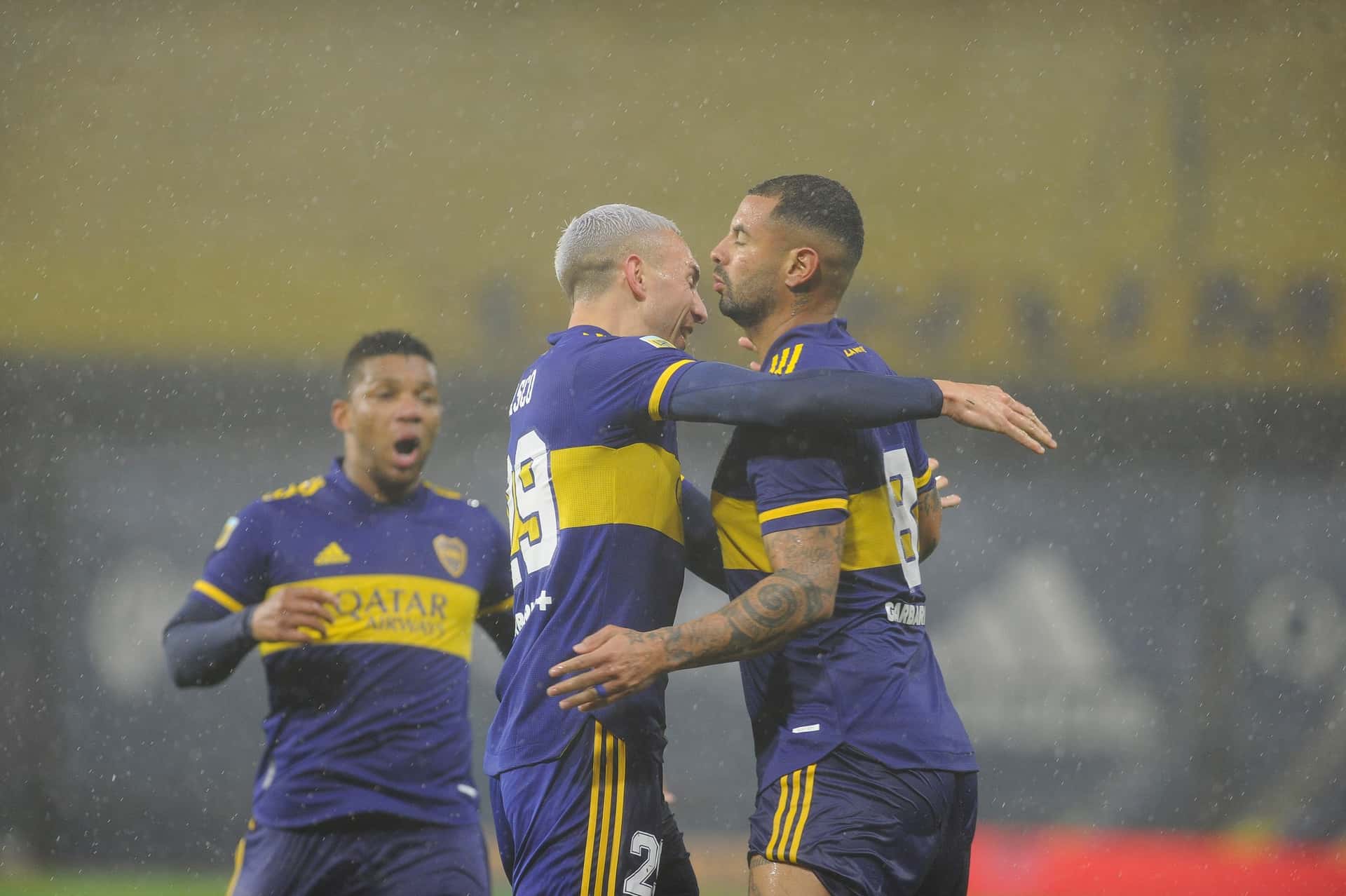 El colombiano convirtió de tiro libre, con la ayuda del defensor rival Miguel Torrén, que desvió la trayectoria de la pelota.