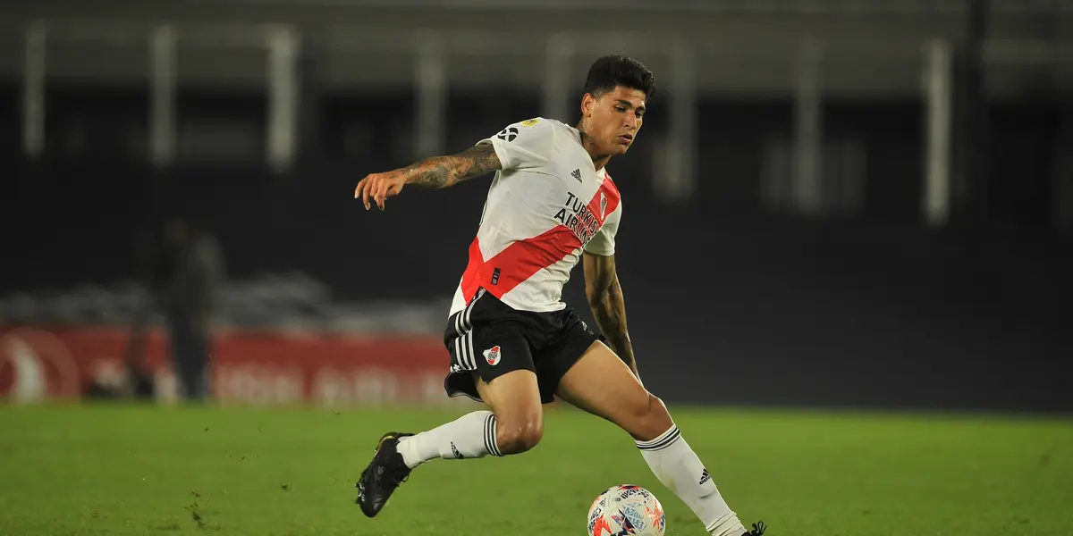 El colombiano de River Plate recibió el apoyo de sus compañeros.