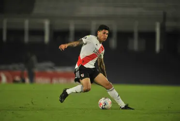 El colombiano de River Plate recibió el apoyo de sus compañeros.