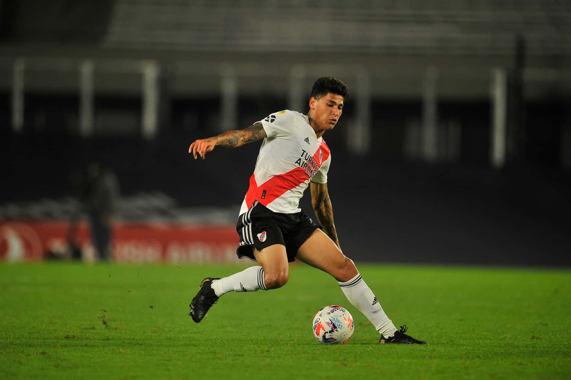 El colombiano de River Plate recibió el apoyo de sus compañeros.