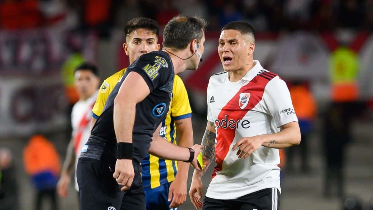El colombiano fue expulsado por el árbitro Echenique luego de sufrir una agresión de su parte y el castigo podría ser severo.