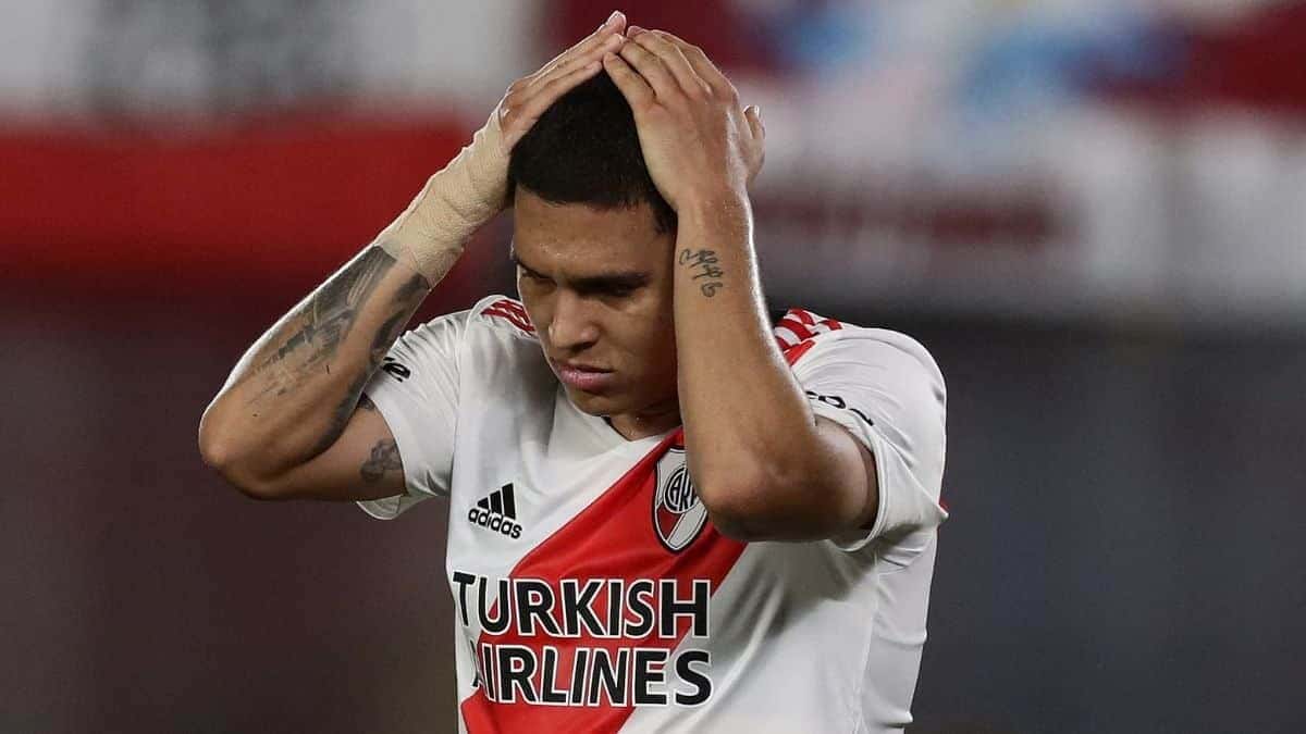 El colombiano fue reemplazado en el vestuario por Gallardo y nadie entendió porque. Los motivos de la decisión del DT.
