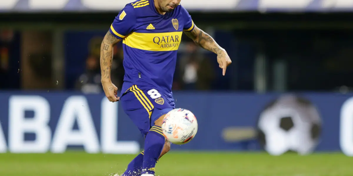 El colombiano picó la pelota, pero Alan Díaz le contuvo el remate.