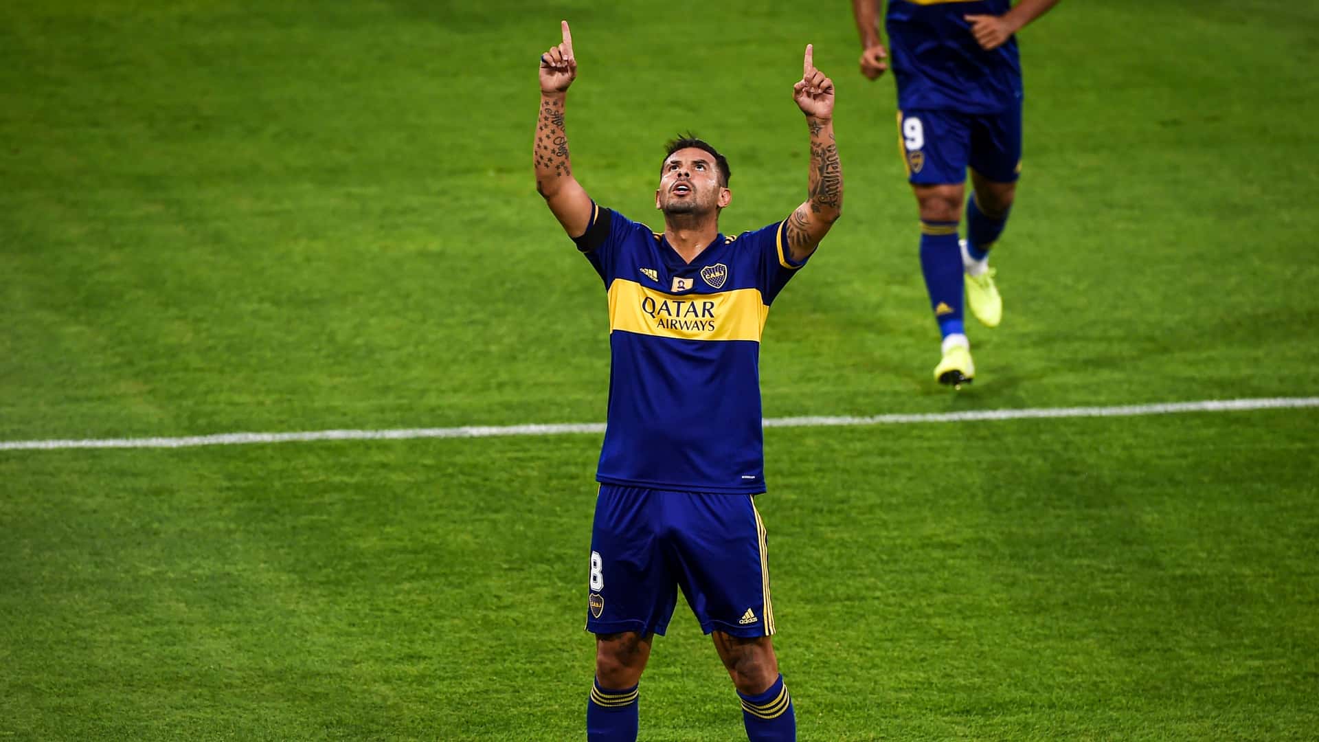 El colombiano picó la pelota y el arquero de River, Alan Díaz, le detuvo el remate.