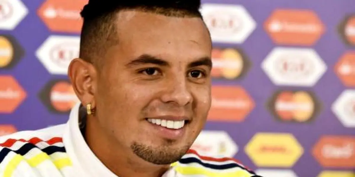 El colombiano se tiñó el cabello de blanco y celeste. ¿Guiño a Racing o casualidad?