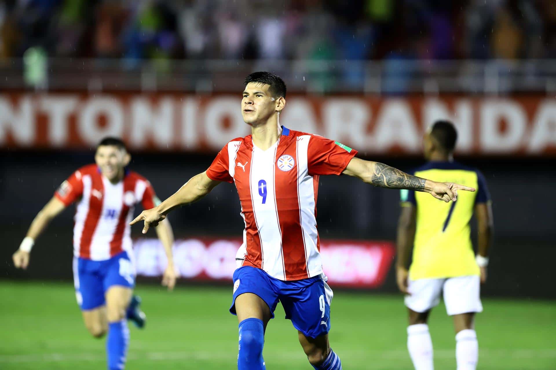 El conjunto de Gustavo Alfaro cayó de visitante 3 a 1 ante los dirigidos por Guillermo Barros Schelotto, pero el triunfo de Uruguay lo benefició para acceder a la Copa del Mundo.