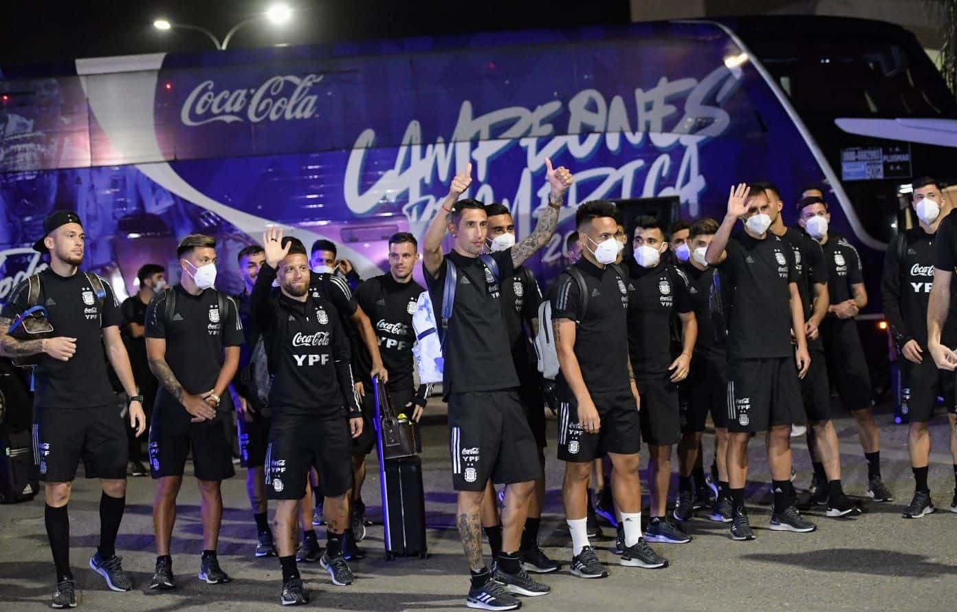 El conjunto nacional llego a tierras mediterraneas y fue recibido por una multitud bajo el cántico de "dale campeón, dale campeón...", en la previa del partido de este martes ante Colombia.