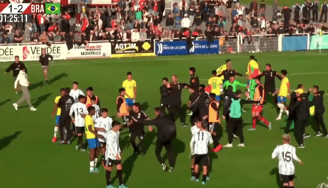 El conjunto nacional perdió 2 a 1 en el torneo que se disputó en Francia y luego del partido se provocaron los disturbios entre ambos planteles.