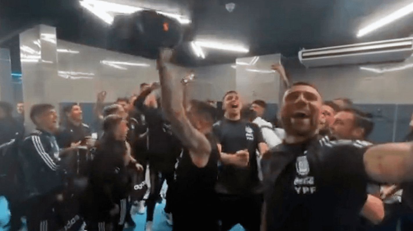 El conjunto nacional se metió en la Copa del Mundo y festejó a lo grande en el camarín.