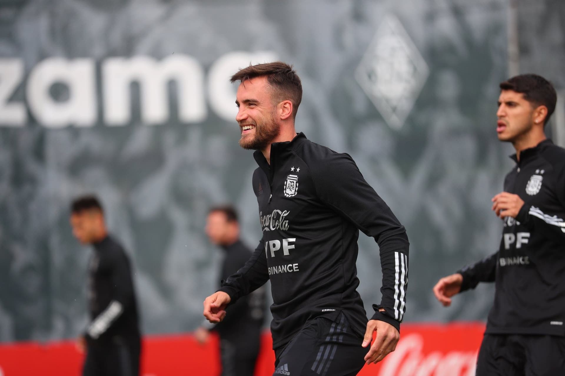 El conjunto nacional tuvo su segundo día de entrenamientos en Bilbao de cara a la final del próximo 1 de junio en Wembley y los futbolistas manifestaron el estado de ánimo del plantel en las redes sociales.