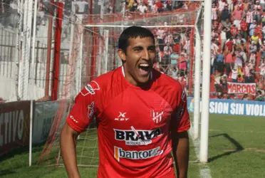 El cordobés Ramón Ábila es un futbolista que recaló en varios clubes del ascenso hasta hacerse conocido en Boca Juniors. “Wanchope” supo adquirir experiencia desde las inferiores de Instituto y, gracias a ello, logró pasar por varios clubes hasta llegar a ser una estrella xeneize.
Huracán, Sarmiento y Deportivo Morón son algunos de los clubes por los que pasó Ramón Ábila. El muchacho, que empezó en la humilde cancha de tierra del Club Atlético Unión Florida, terminó anotando goles en la Bombonera y de ahí, al fútbol estadounidense.