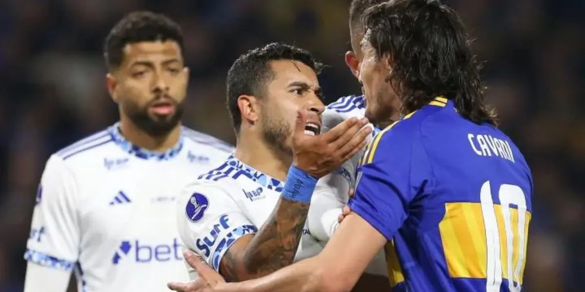 El cruce de Cavani contra el futbolista de Cruzeiro en la ida de los octavos de final.