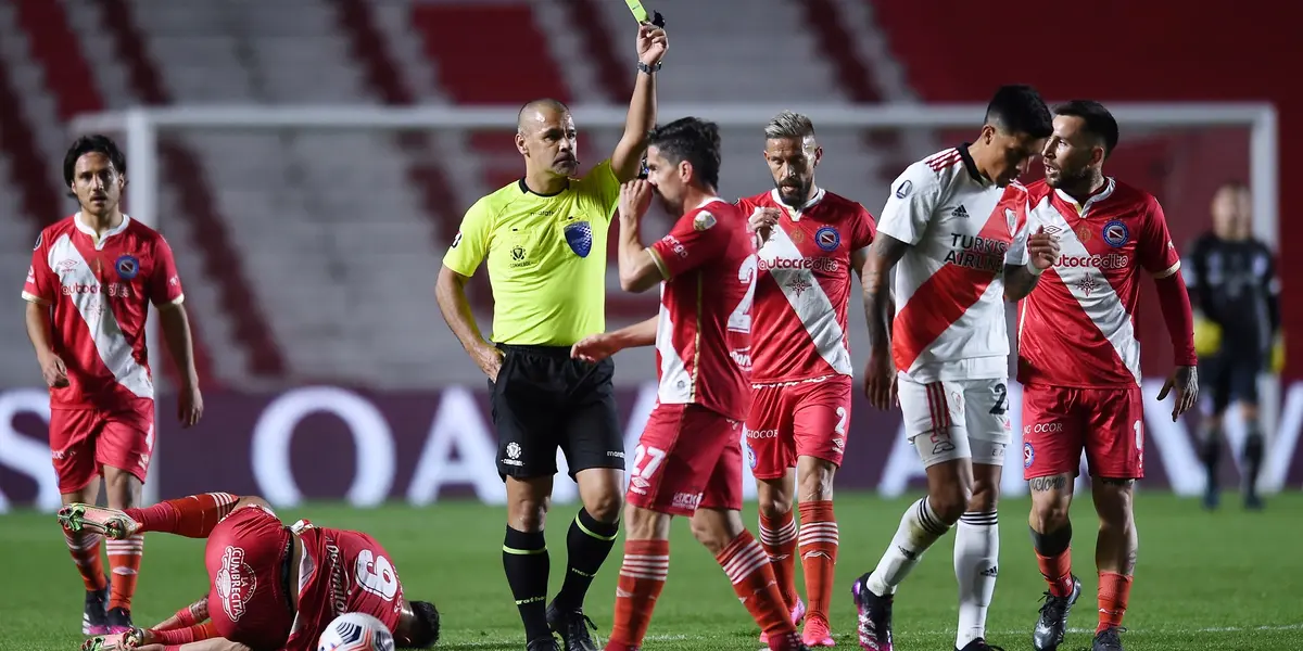 El cuerpo técnico del conjunto de la Paternal se quejó por un agarrón de camisetas dentro del área.