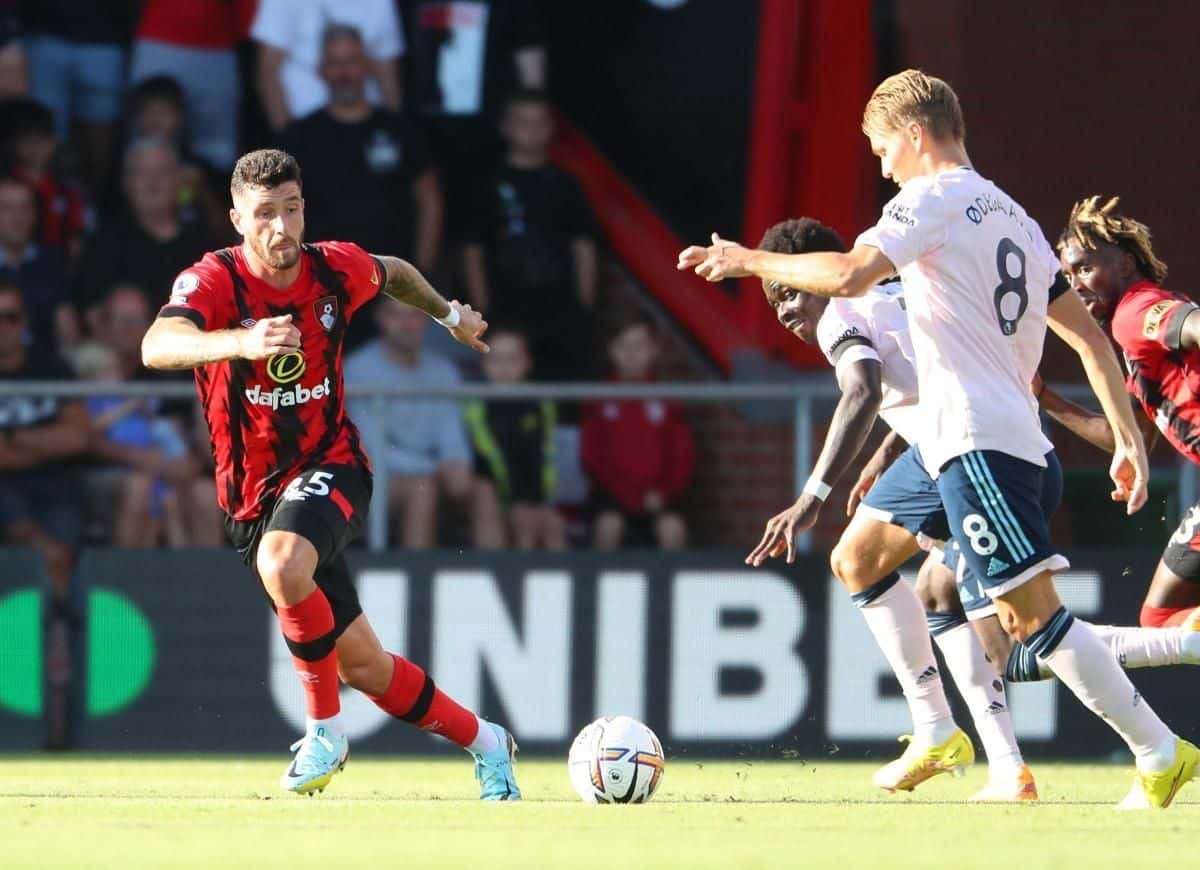 El defensor central había sido apartado del equipo titular del Bournemouth, luego de sufrir una paliza ante el Liverpool perdiendo 9 a 0.