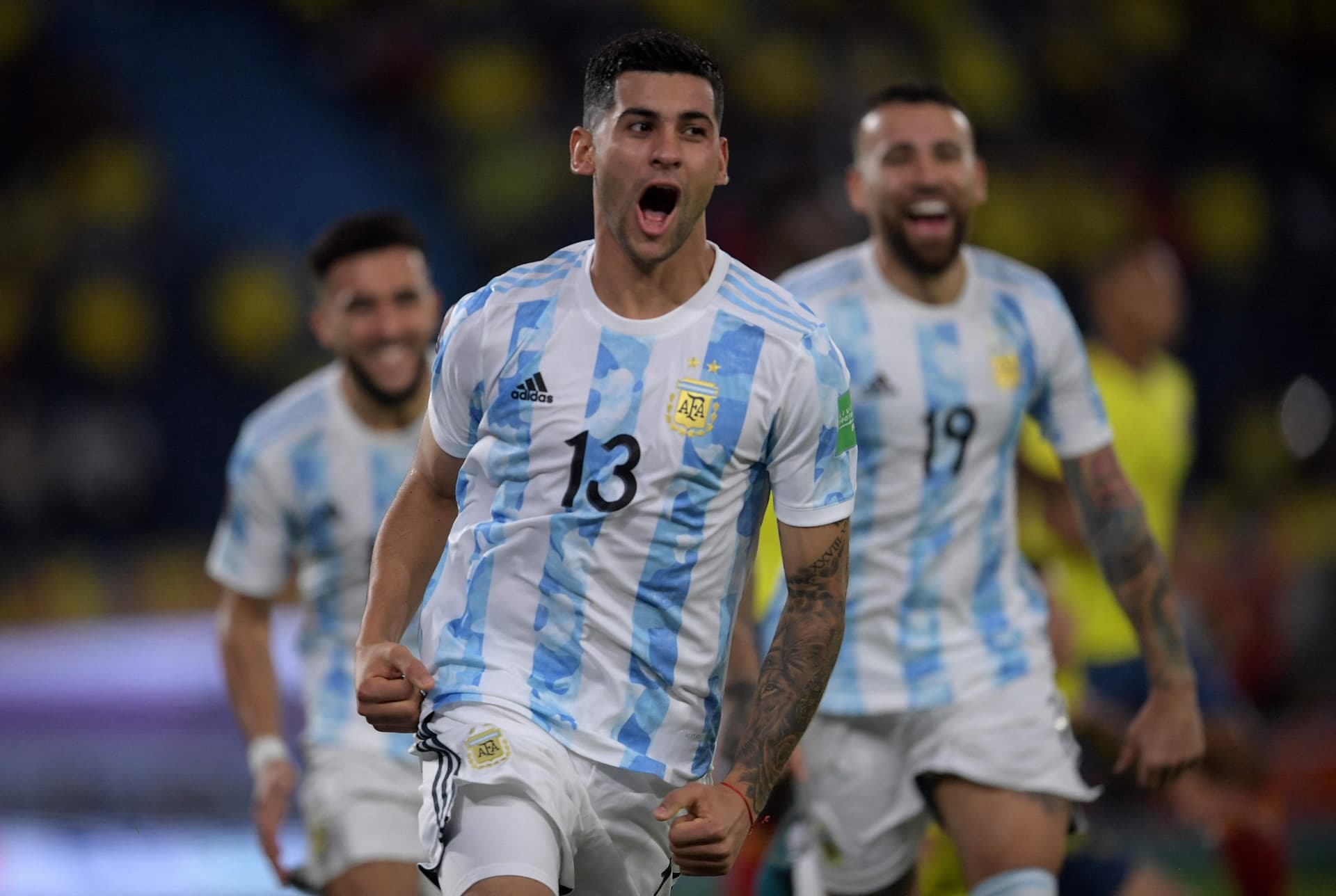 El defensor central puso en ventaja al conjunto dirigido por Lionel Scaloni.
