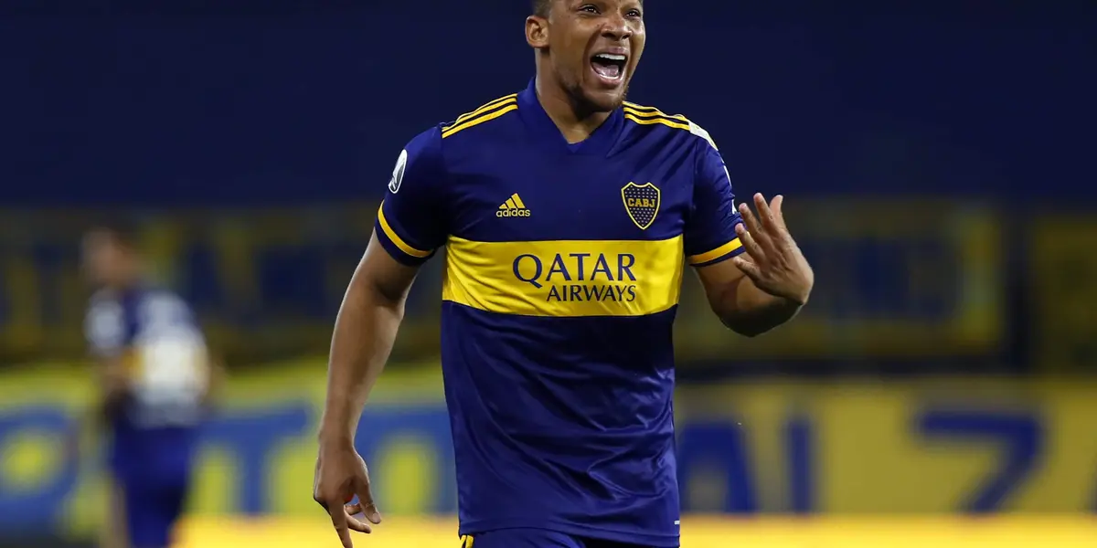 El defensor de Boca contó por qué reconoce el campo de juego sin botines.