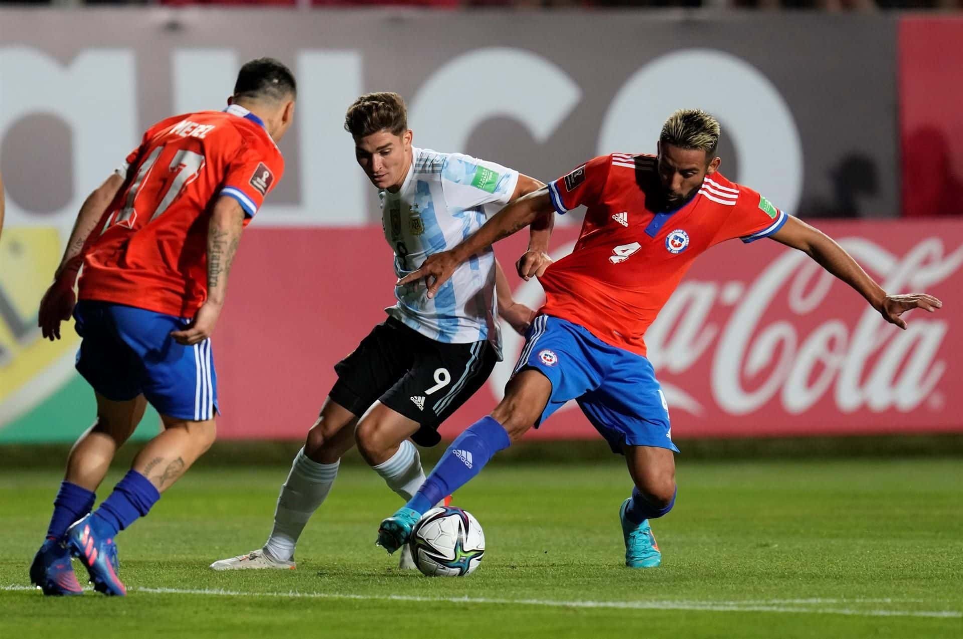 El defensor de la selección chilena fue durísimo contra los jugadores argentinos luego de que el hombre del Atlético de Madrid explicara lo que tuvieron que padecer en su llegadas a Calama.