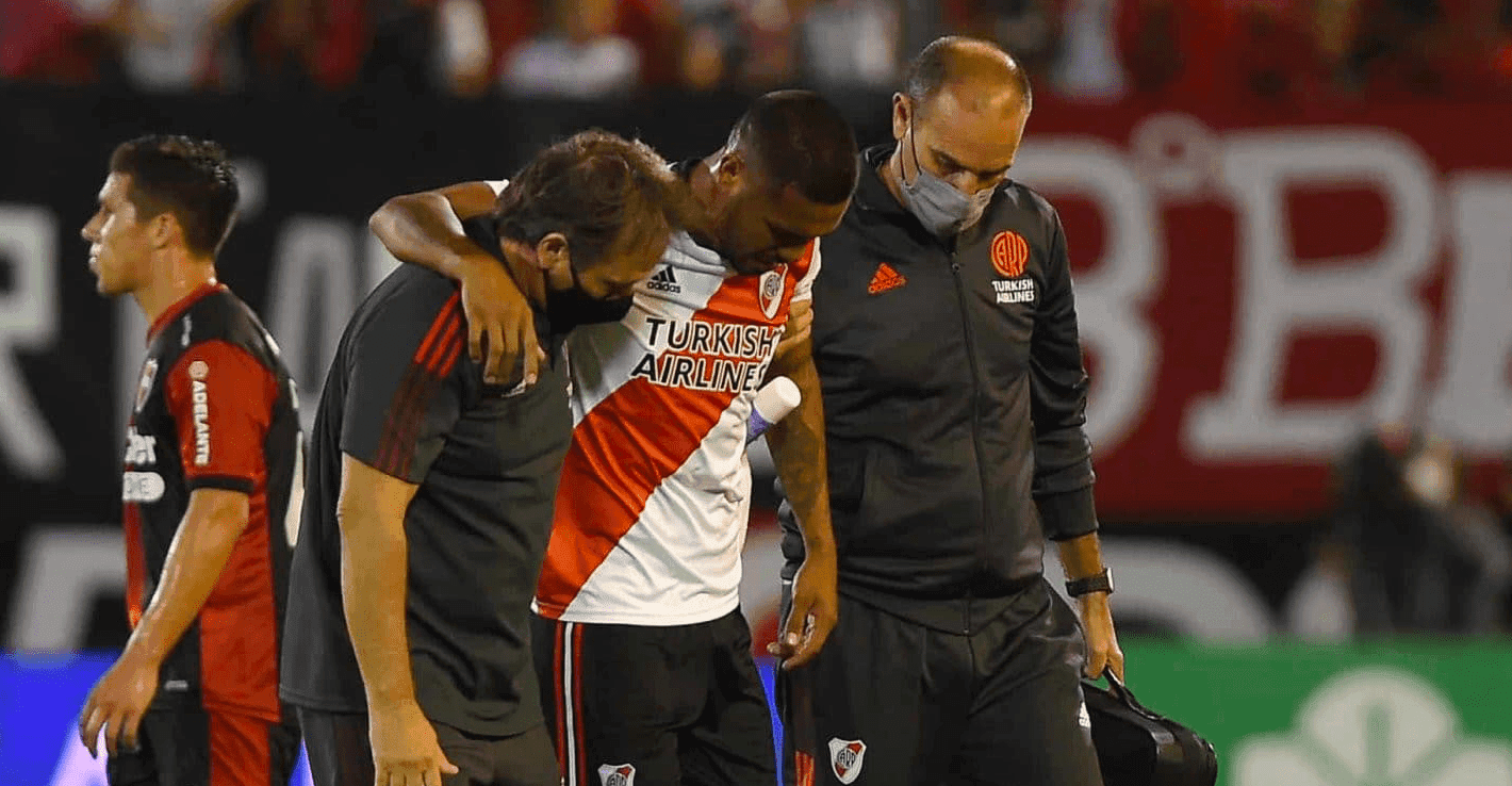 El defensor de River debió ser sustituído en el partido ante Newell's en Rosario.