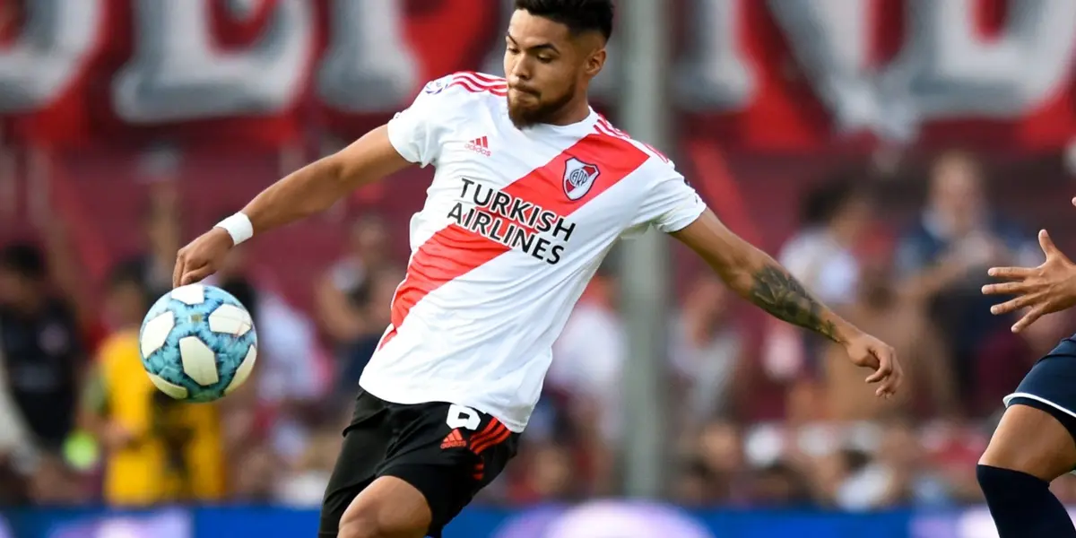El defensor de River estuvo repartiendo juguetes en la plaza de su Santa Cruz natal.