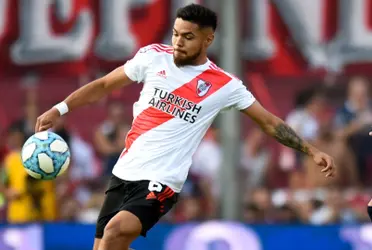 El defensor de River estuvo repartiendo juguetes en la plaza de su Santa Cruz natal.