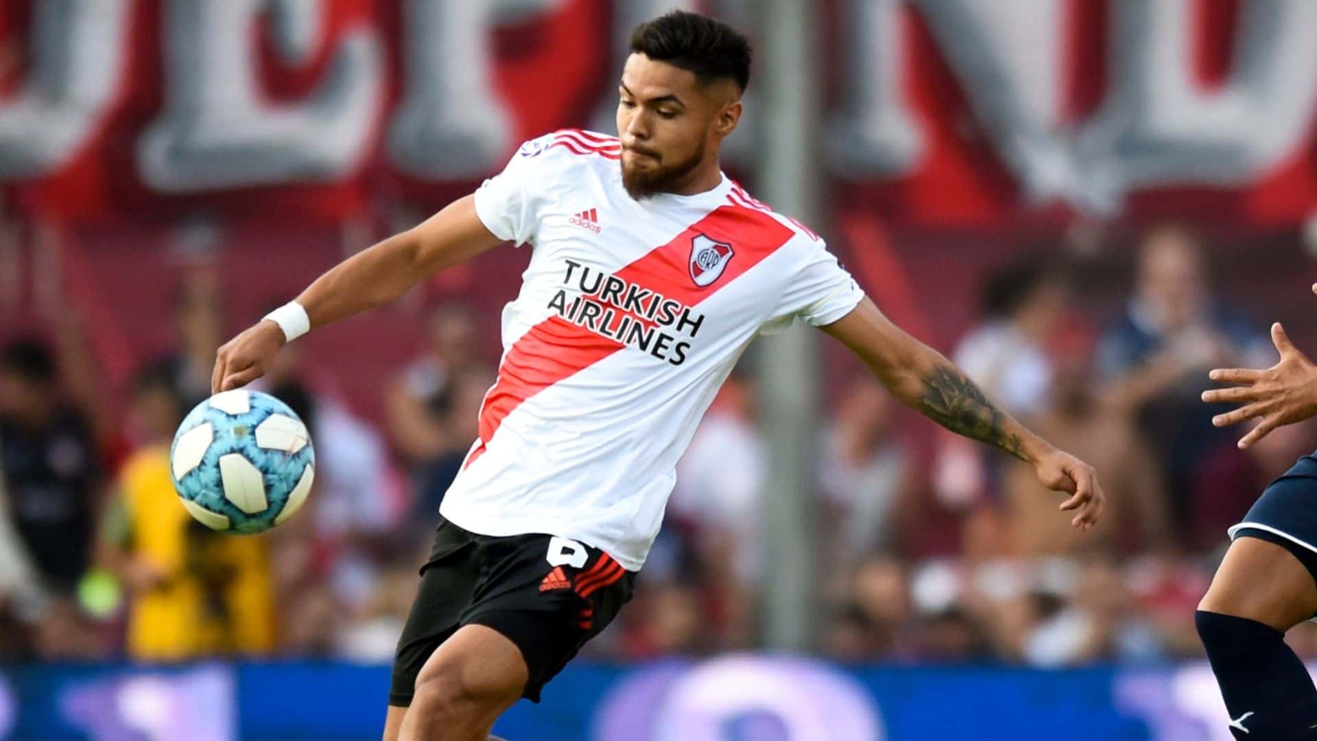 El defensor de River estuvo repartiendo juguetes en la plaza de su Santa Cruz natal.