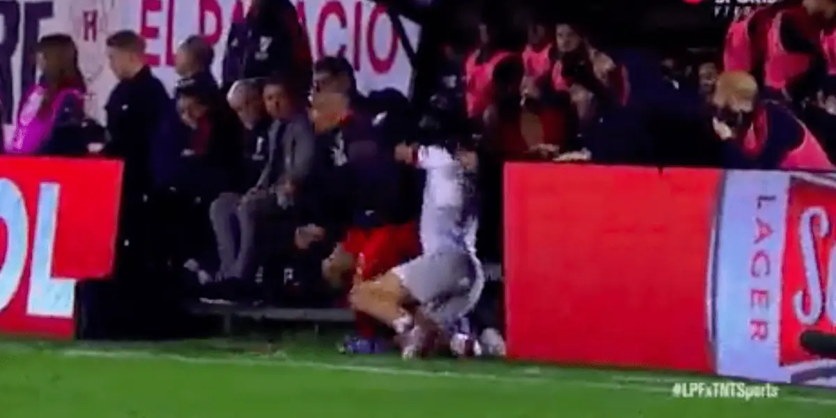 El defensor de River se fue expulsado en el primer tiempo luego de una falta en la que el VAR tuvo que intervenir.