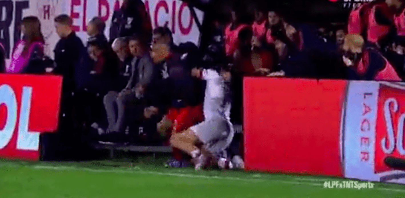 El defensor de River se fue expulsado en el primer tiempo luego de una falta en la que el VAR tuvo que intervenir.