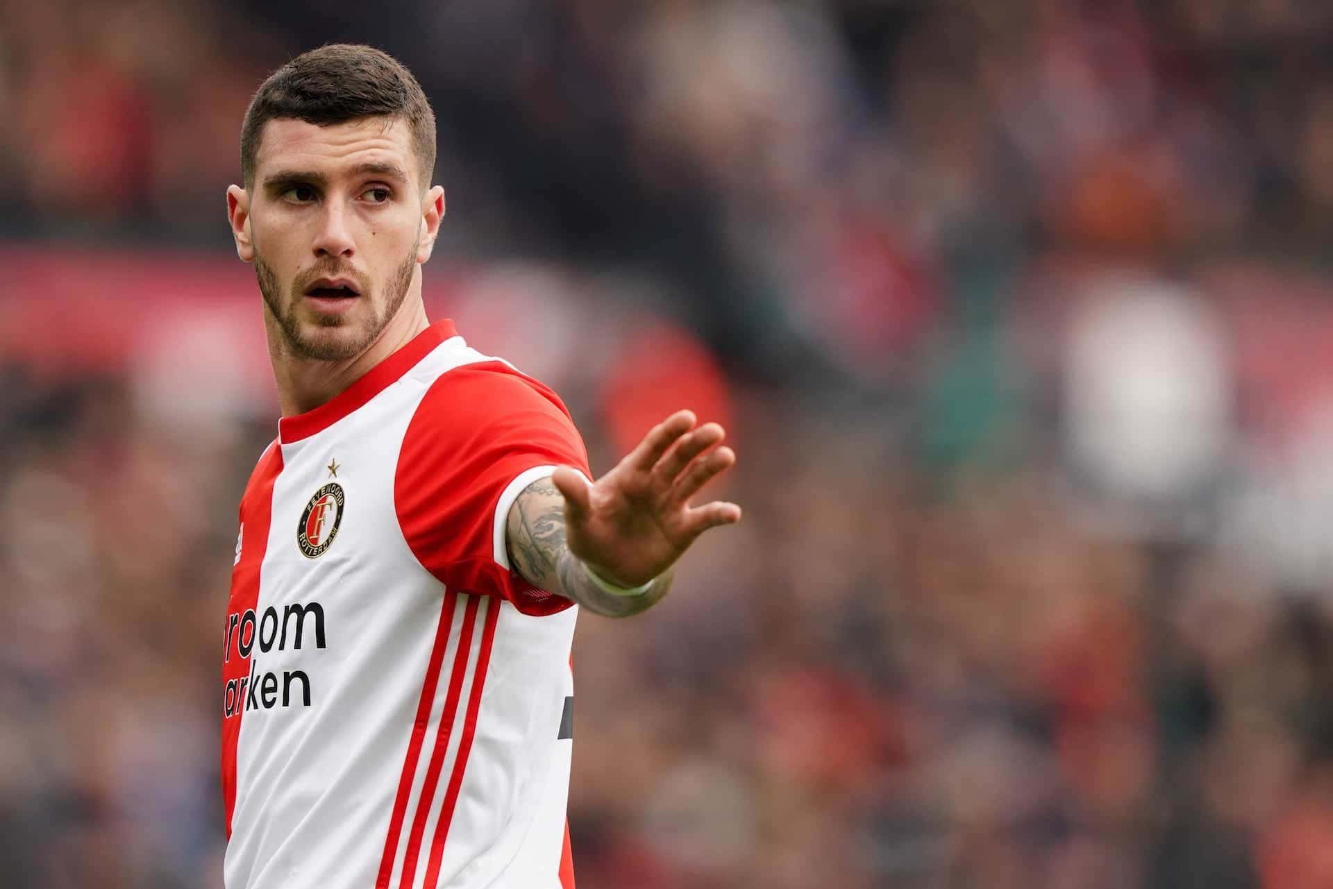 El defensor del Feyenoord fue convocado por ambas selecciones a días de la Finalissima.