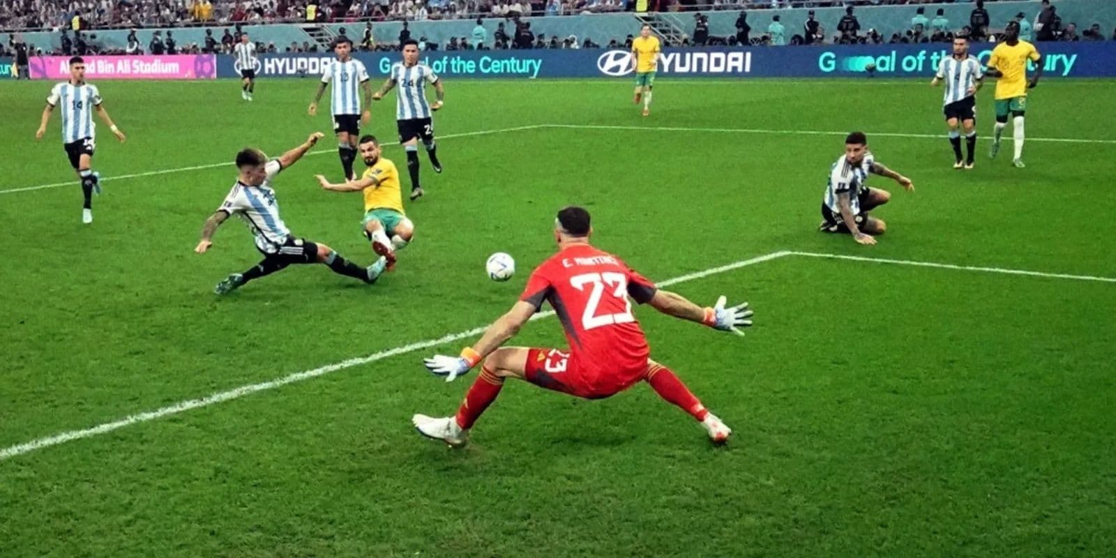 El defensor del Manchester United está jugando su primer mundial y demostró cosas que realmente sorprenden.