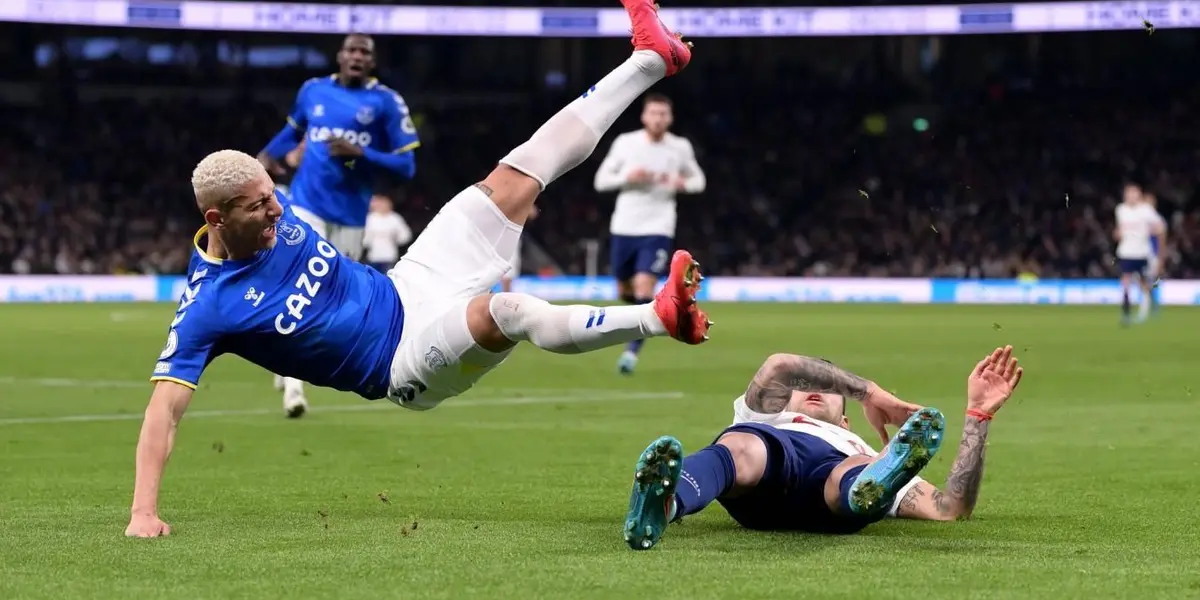 El defensor del Tottenham se ganó la amarilla tras un duro cruce frente al brasileño del Everton.