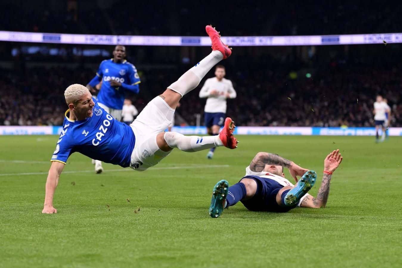 El defensor del Tottenham se ganó la amarilla tras un duro cruce frente al brasileño del Everton.